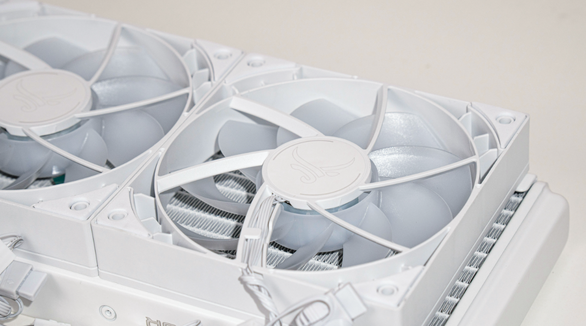 Centaur CT H300 sử dụng radiator 240mm với kích thước 272 × 120 × 27 mm